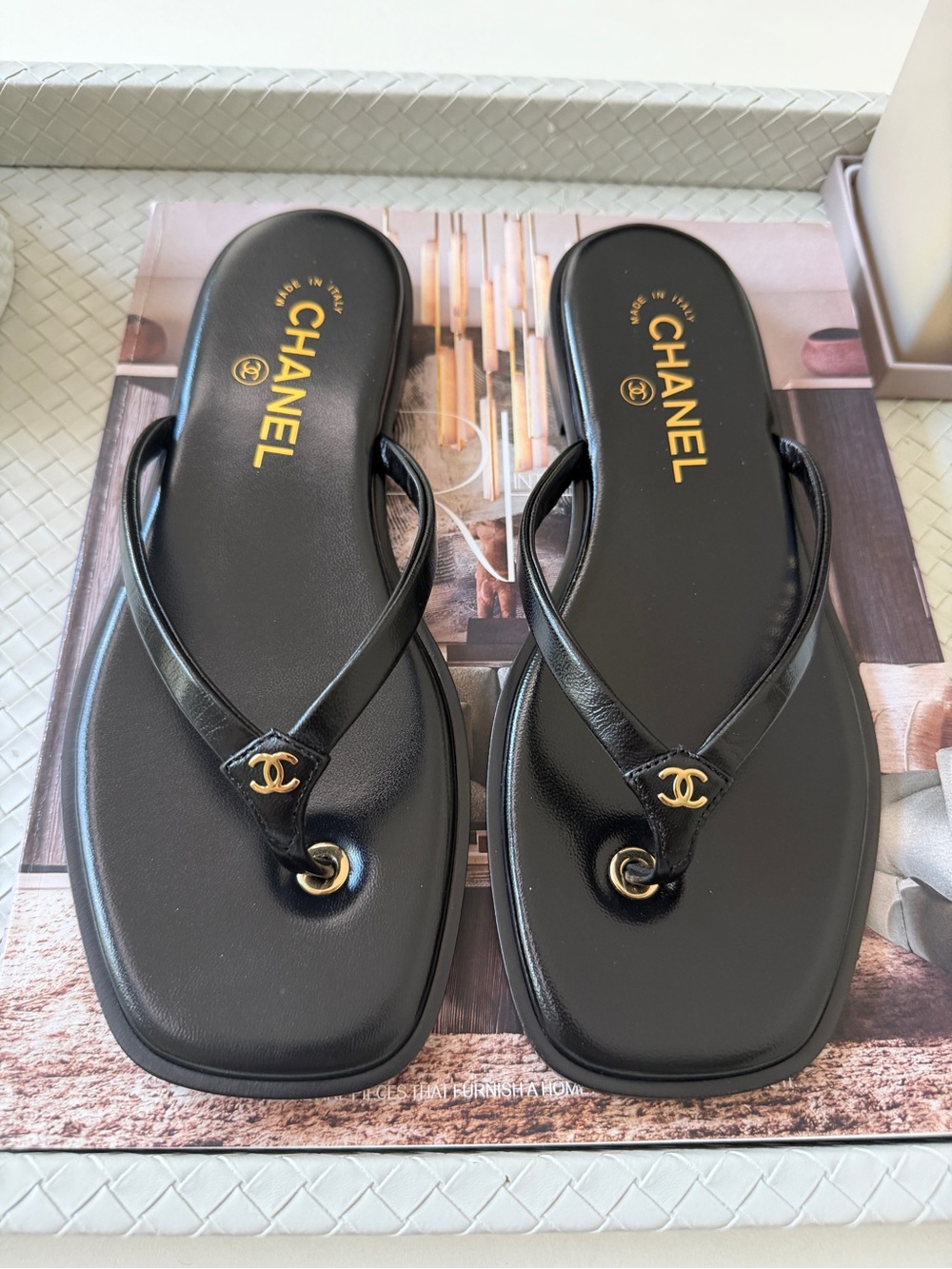 Chanel 2026 MÉTIERS D’ART Black Leather Gold CC Logo Flip Flop Slides Thong 37.5